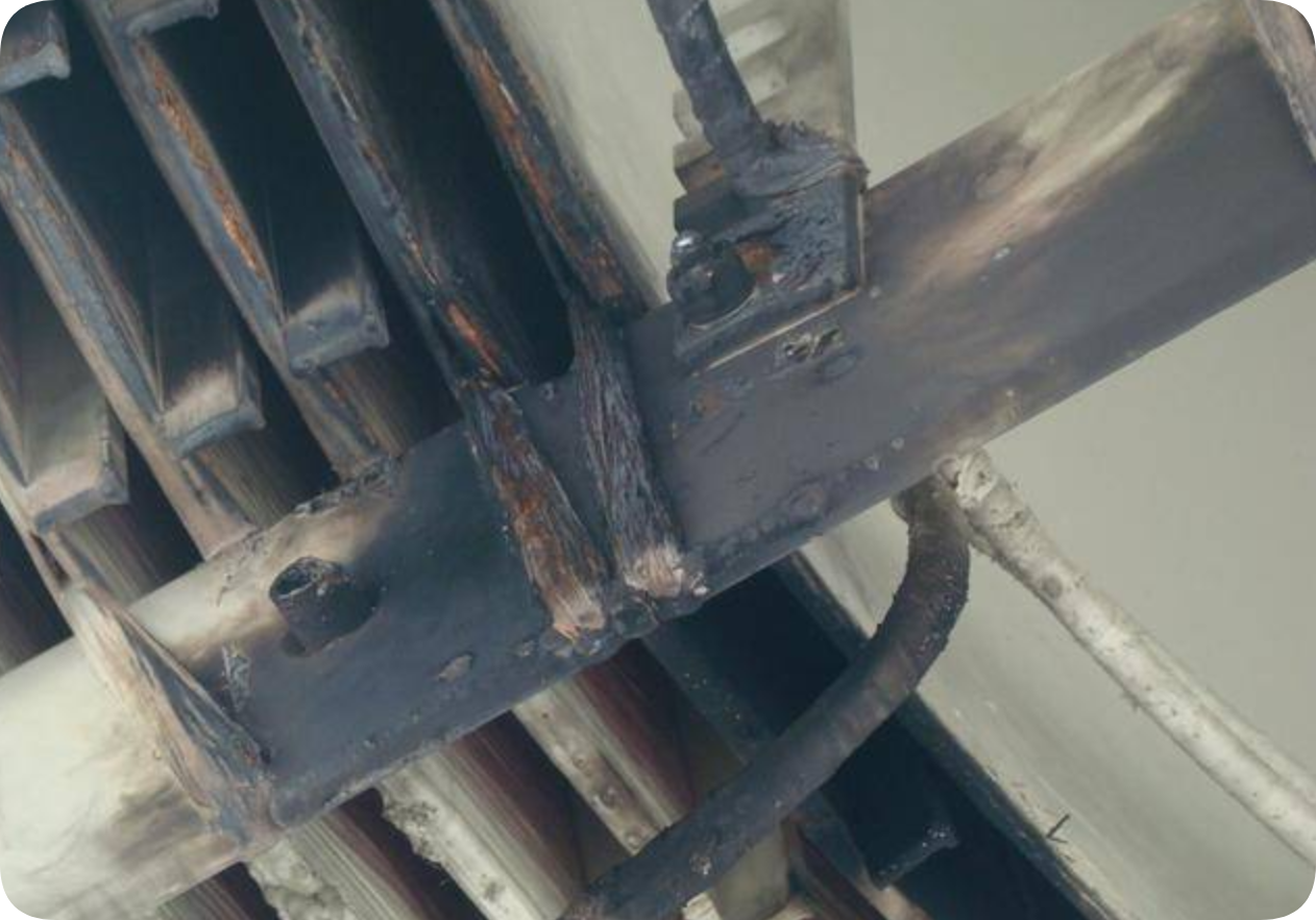 電力電容器串聯(lián)7%電抗器引起的導(dǎo)線絕緣燒蝕故障是什么引起的？